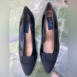 Vaneli Womens black patent-leather slip on dress shoes. Size 6.5. Pointed toe